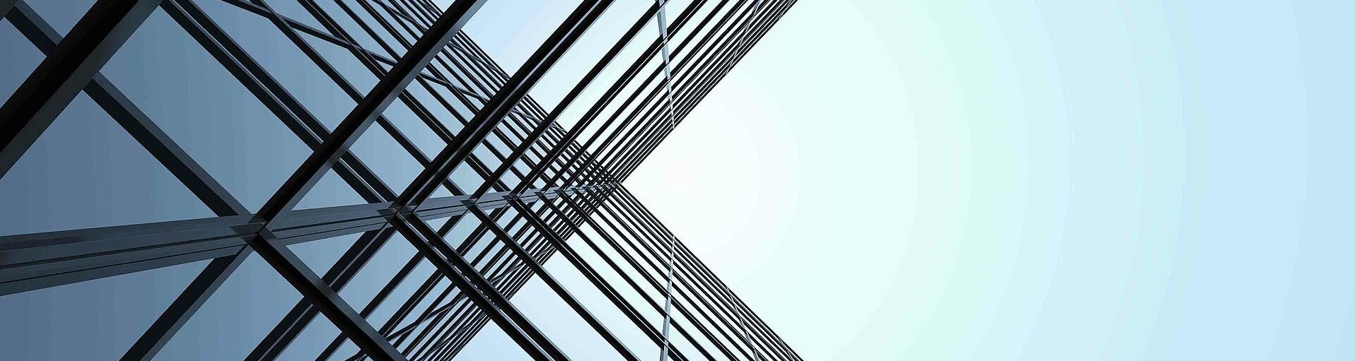 Architektonisches Detail einer spiegelnden Hochhausfassade mit Perspektive nach oben – Symbolbild für den Bereich Consulting bei M2.