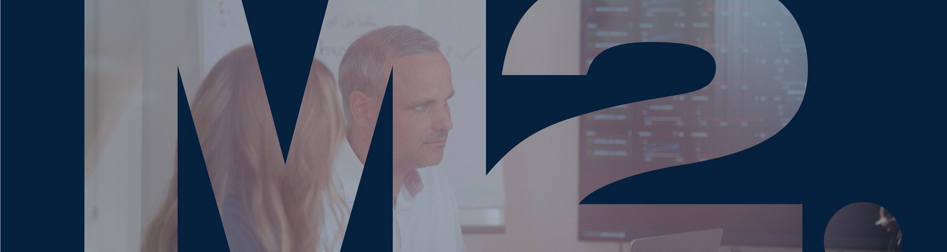 Dunkelblaues Bild mit großem ‚M2.‘-Schriftzug und transparenter Einblendung eines Teams im Gespräch vor einem Whiteboard – Teaser für den Bereich Über M2