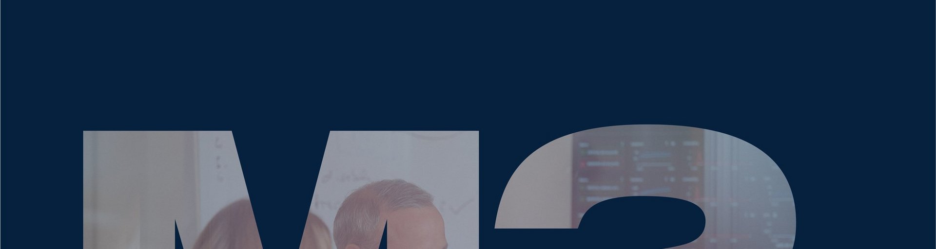 Dunkelblaues Bild mit großem ‚M2.‘-Schriftzug und transparenter Einblendung eines Teams im Gespräch vor einem Whiteboard – Teaser für den Bereich Über M2